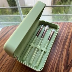 Trio Makeup Brushes with Travel Case